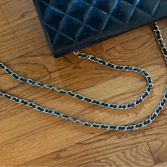 Chic Black Quilted Chain Bag - Picture 3 of 6